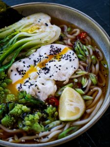 Misosuppe mit Udon-Nudeln und pchiertem Ei