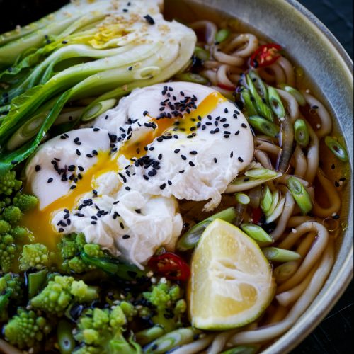 Misosuppe mit Udon-Nudeln und pochiertem Ei