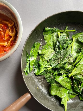 Rezept: Shaoxing Tomaten Soße mit Feigen und Spinat