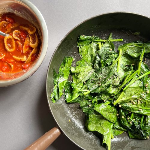 Shaoxing-Tomatensoße mit Feigen und Spinat