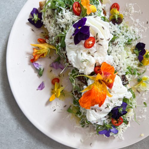 Bauernbrot mit pochiertem Ei, Portobello Pilz und Pflücksalat