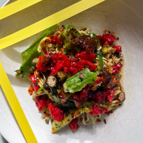 Edamame Spaghetti mit eingelegten Gurken und Kaktusfrucht