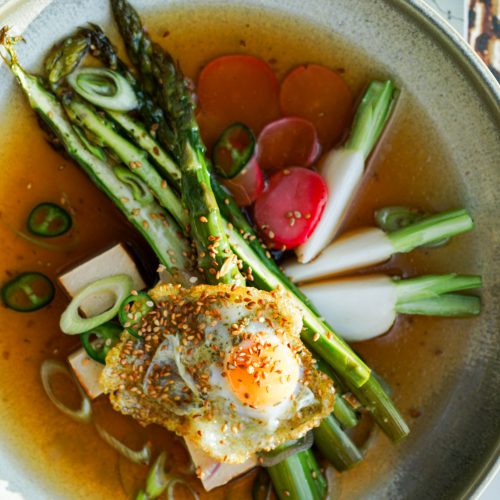 Frühlingsmiso mit Wachtelei und Spargel